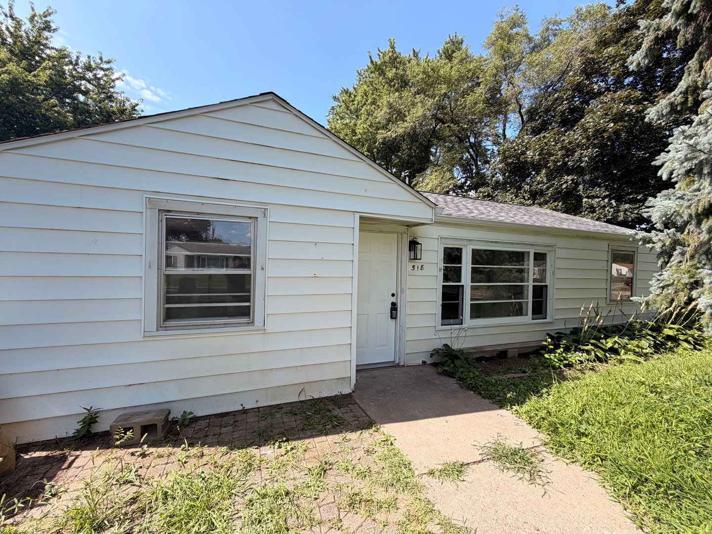Spacious Ranch Style Home With Attached Garage in Silvis! – photo 2