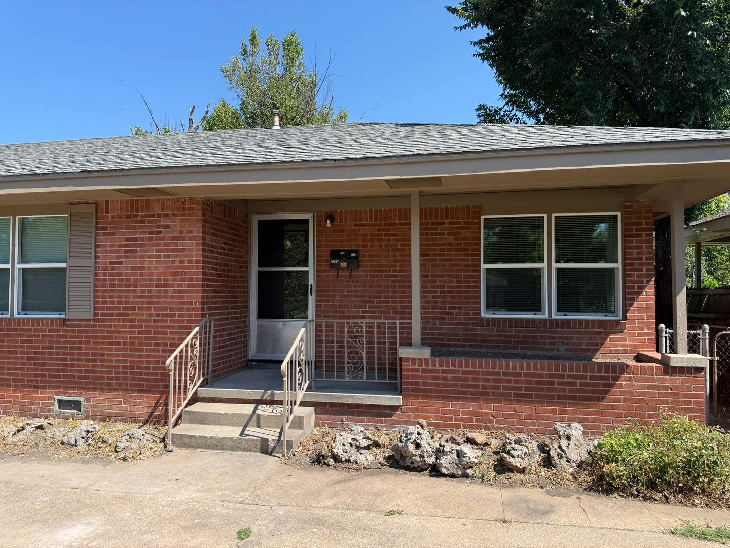 Near the University 2 bedroom Duplex With Private yard – photo 1