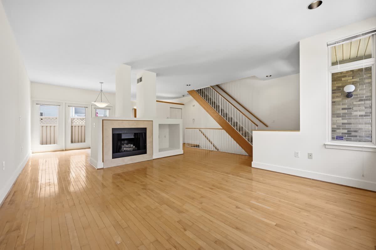 251 Carron St – photo 2