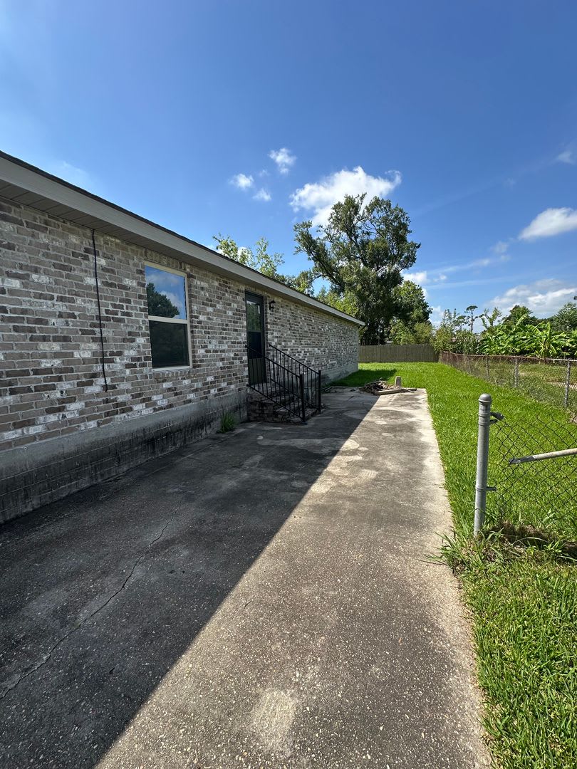Like New 3 Bedroom 2 Bathroom Home – photo 3