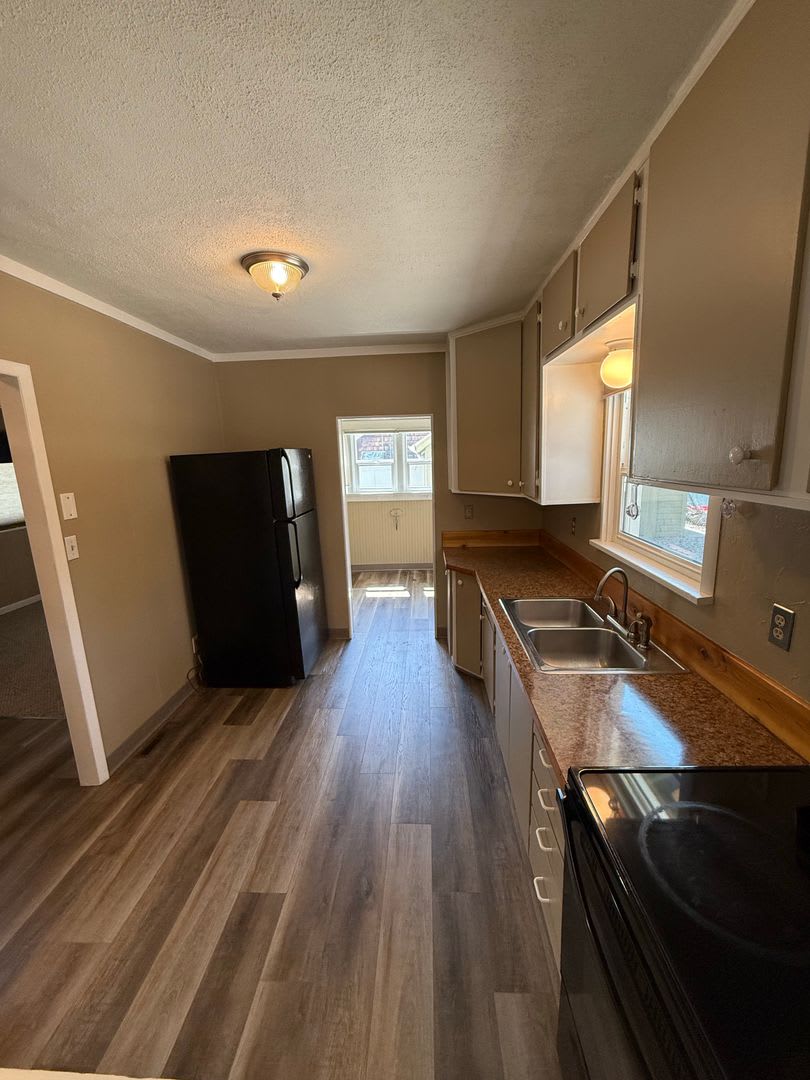 Charming 2 Bedroom Home Near Pioneer Park, Hospitals & Schools! – photo 3