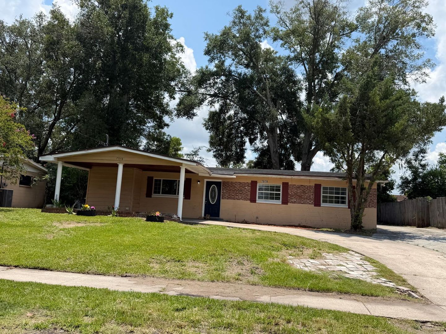 West side Beauty! 3 Bedrooms 2 Bathroom – photo 1
