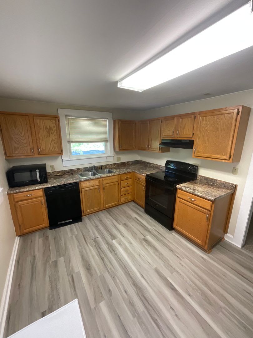 *AVAILABLE AUGUST 2028* 8 BEDROOM GREAT LOCATION – photo 3