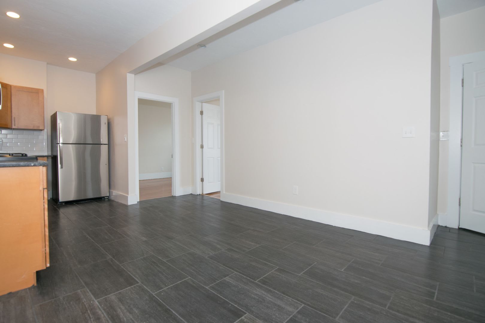 Nicely renovated 4 bed unit near the Green Line and BU! – photo 2