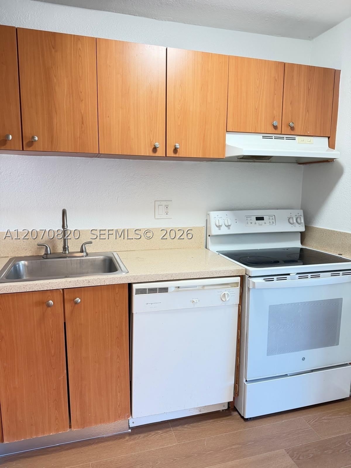 411 Executive Center Dr – photo 3