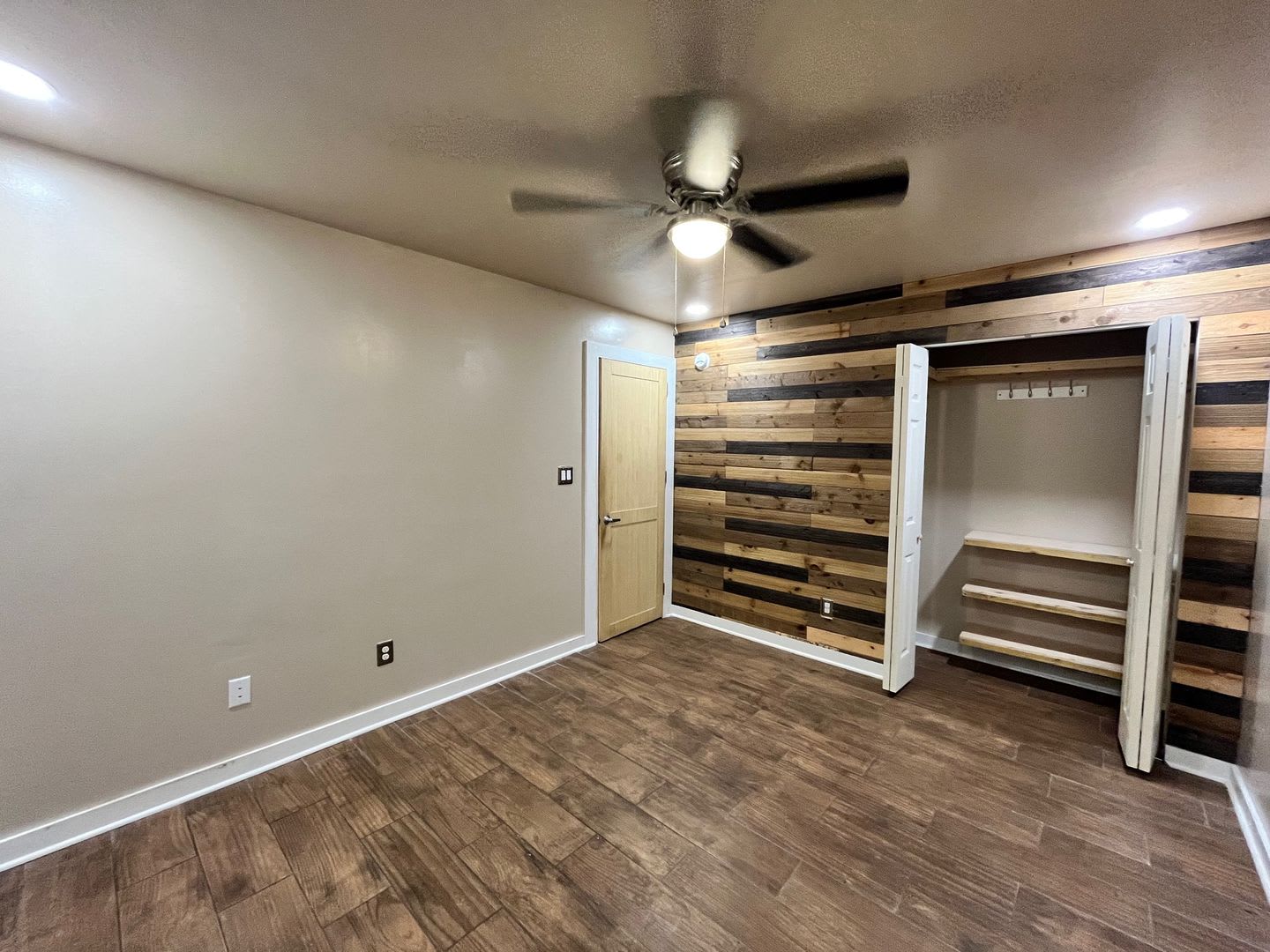 Great home avail in Hubert! Mini split AC in garage perfect for personal gym! – photo 2