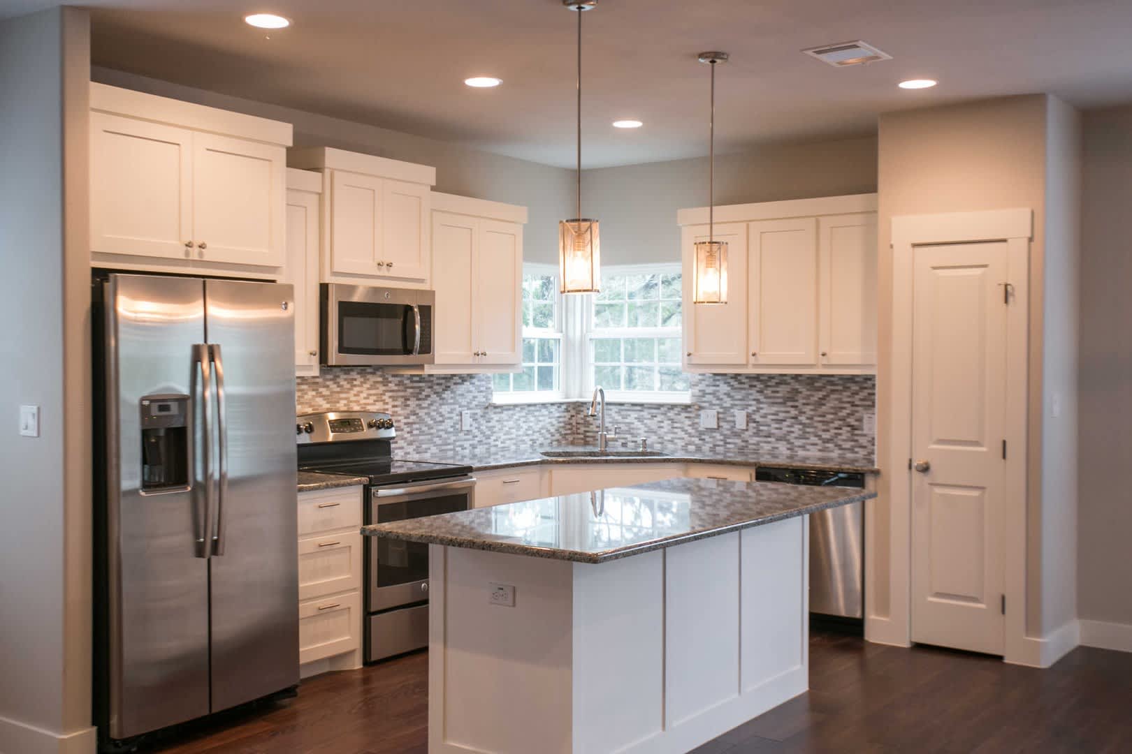 2 Week Free Move-In Special! Modern Single-Story Condo Near Lake Austin & Lake Travis – photo 2