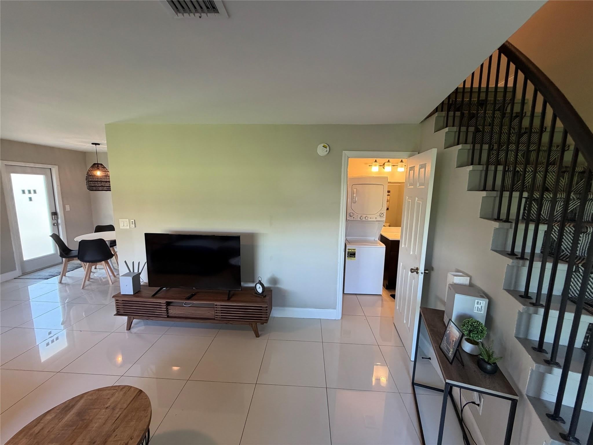 608 NE 29th Drive – photo 3