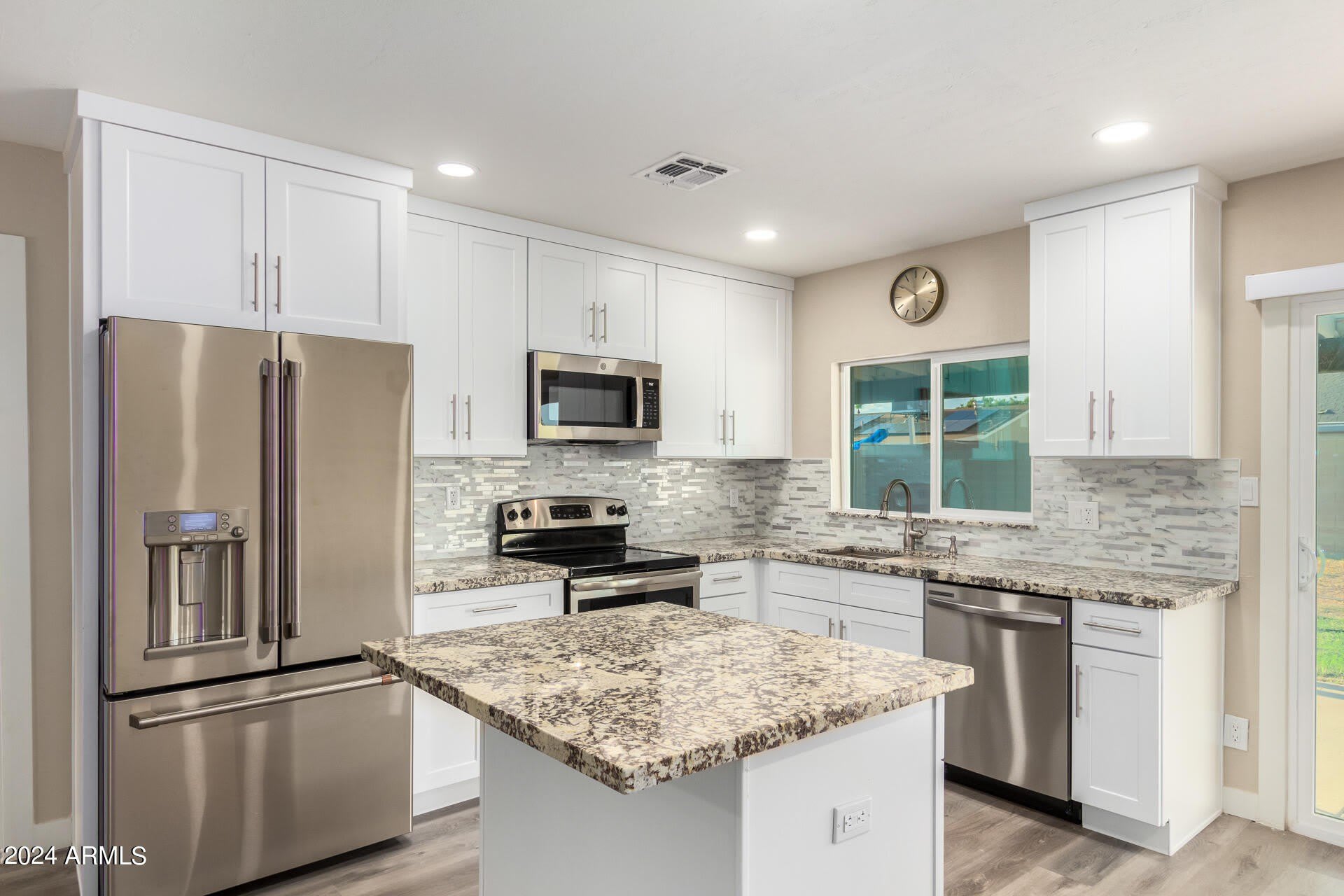 1602 W ROCKWOOD Drive – photo 2