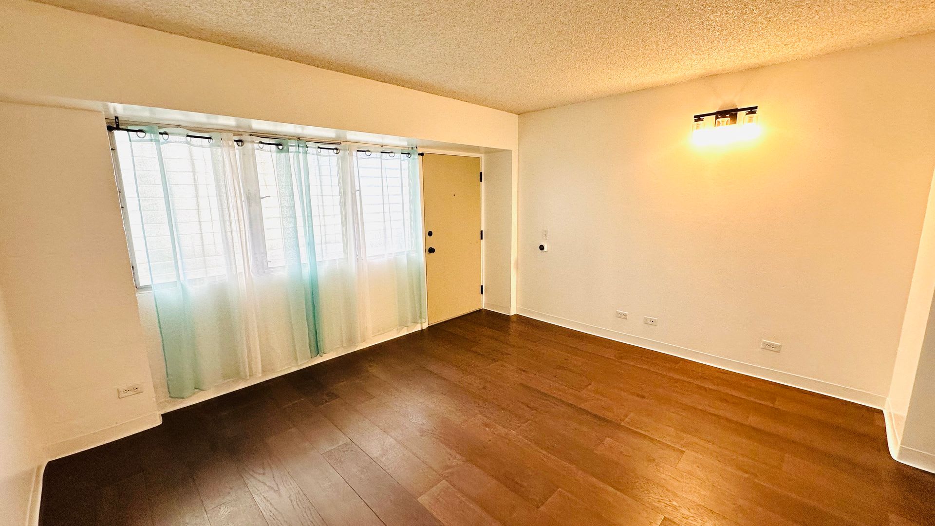 Newly Renovated 1Bd In The Ward Ave – photo 1