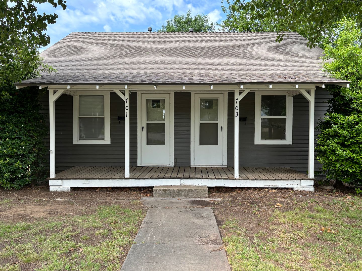 1 or 2 Bedroom, 1-Bathroom Duplex with central heat and air – photo 1