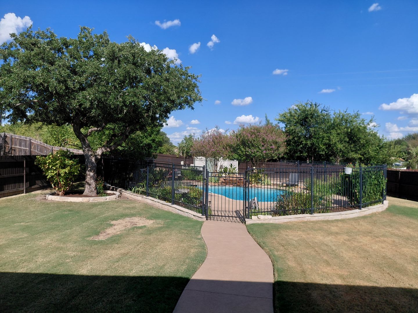 Beautiful 3/2/2 home with GORGEOUS pool that includes pool service – photo 5