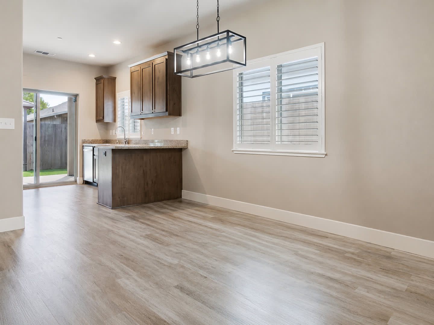 Beautiful 3-Bedroom Home with Modern Finishes & Low-Maintenance Backyard – photo 5