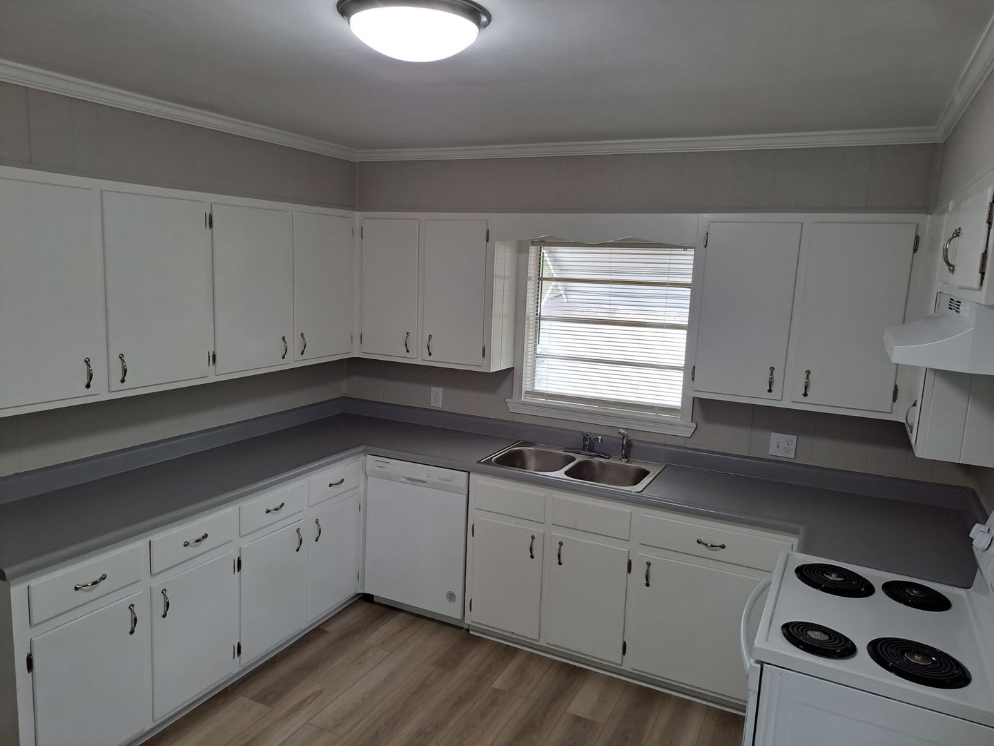 Updated Springfield Two Bedroom House with Porch and Back Yard! – photo 3