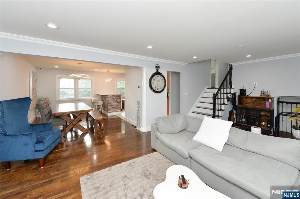 154 Middlesex Avenue – photo 4