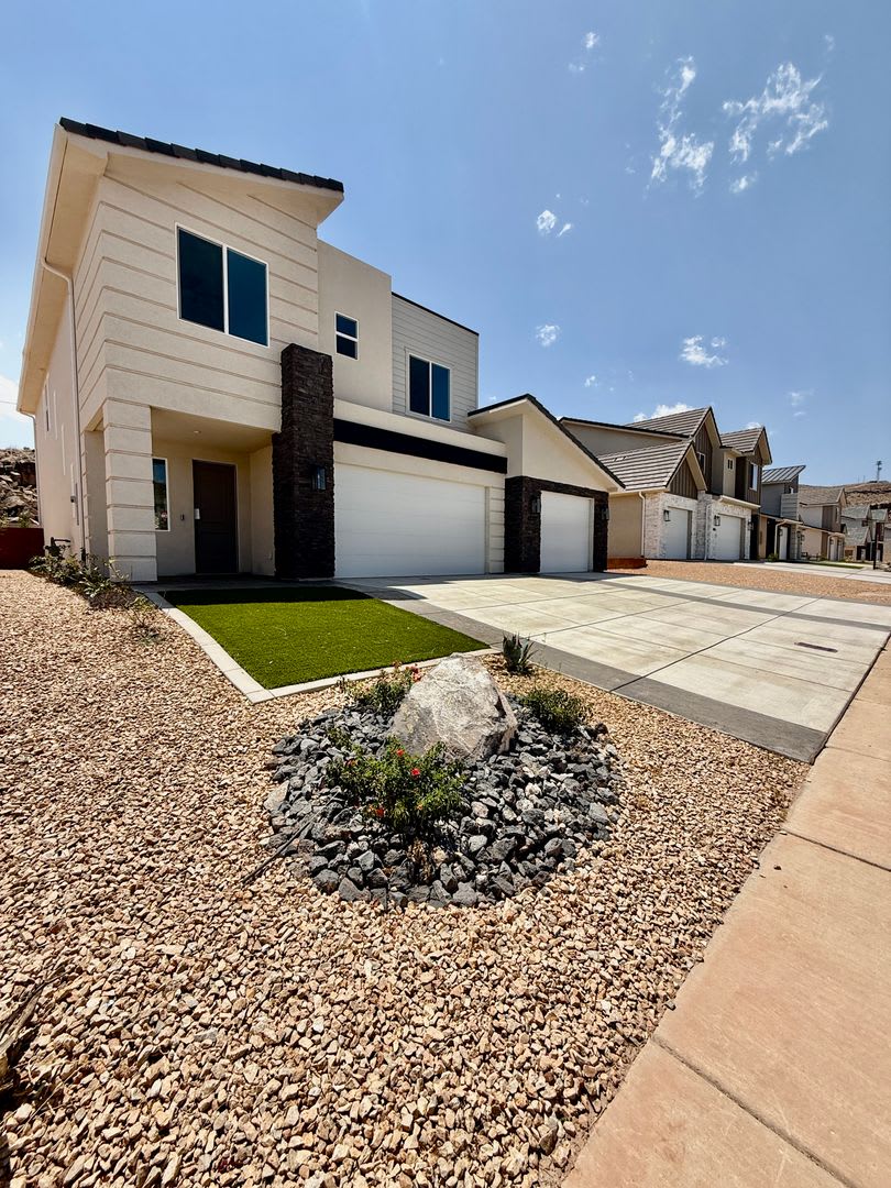 Newer Four Bedroom Townhome In Desert Canyon – photo 2