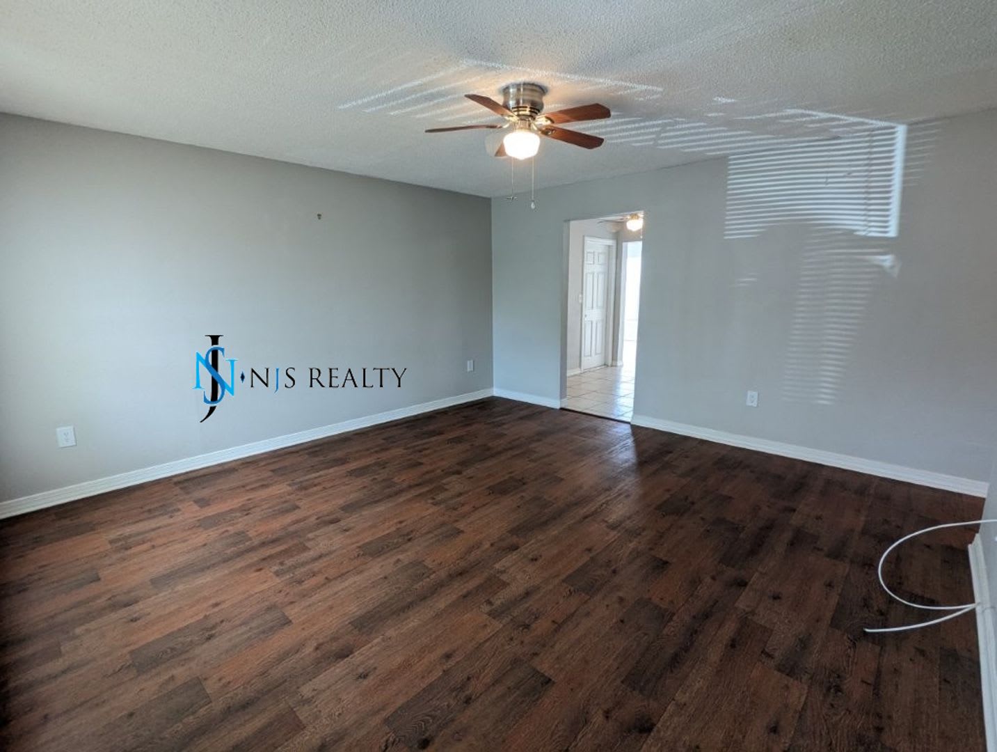 Just Reduced Great Location Charming True 3 2 1 1283Sq Ft Home With Renovated Bathrooms Kitchen Fenced In Yard – photo 4