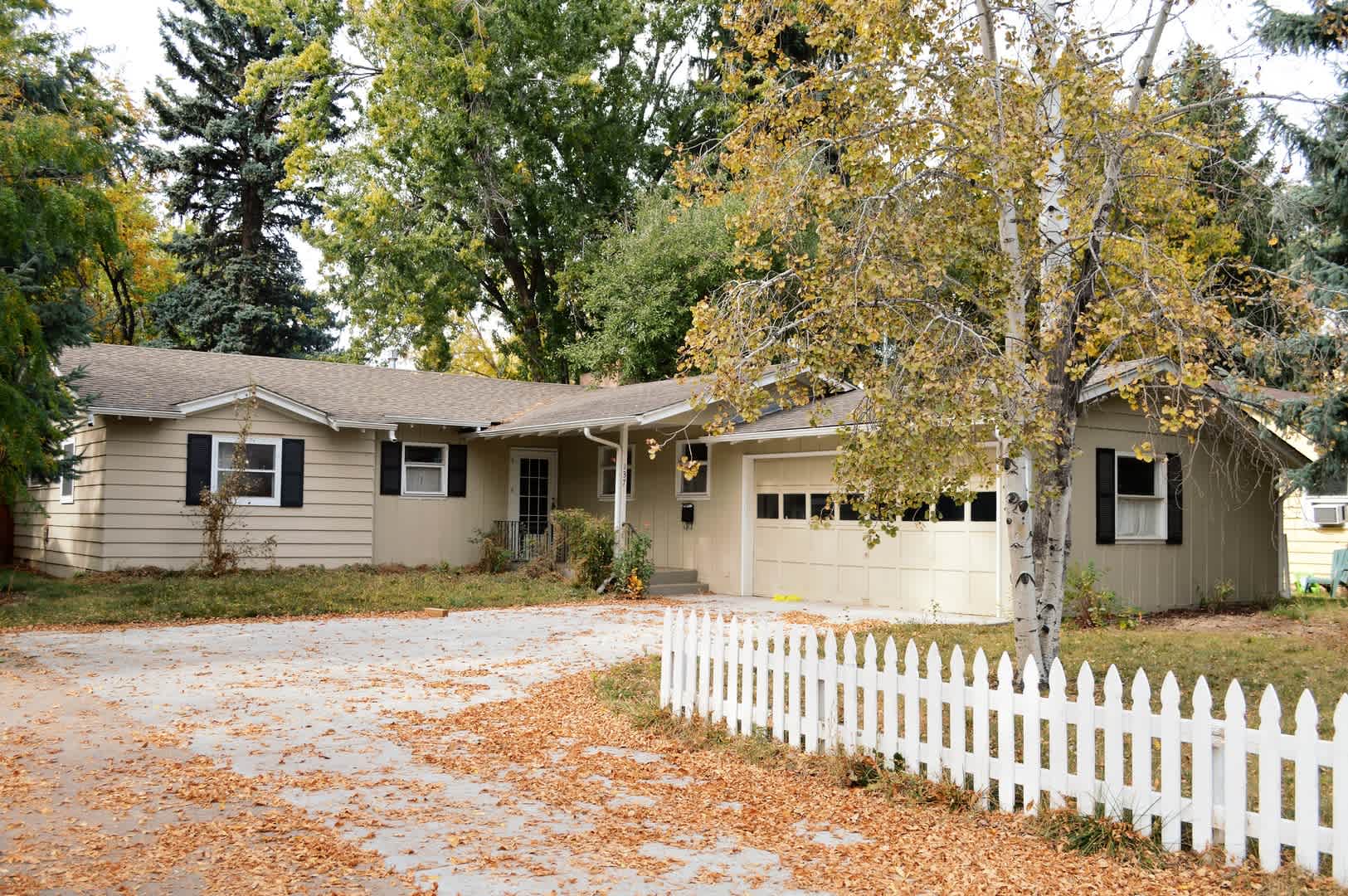 Charming 3 Bed/1.5 Bath in Desirable College Heights Location! – photo 1