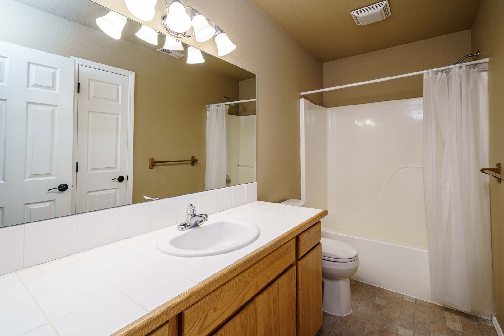 3 Bedroom 2.5 Bath Duplex -Quick Easy Access to SR 14 – photo 4