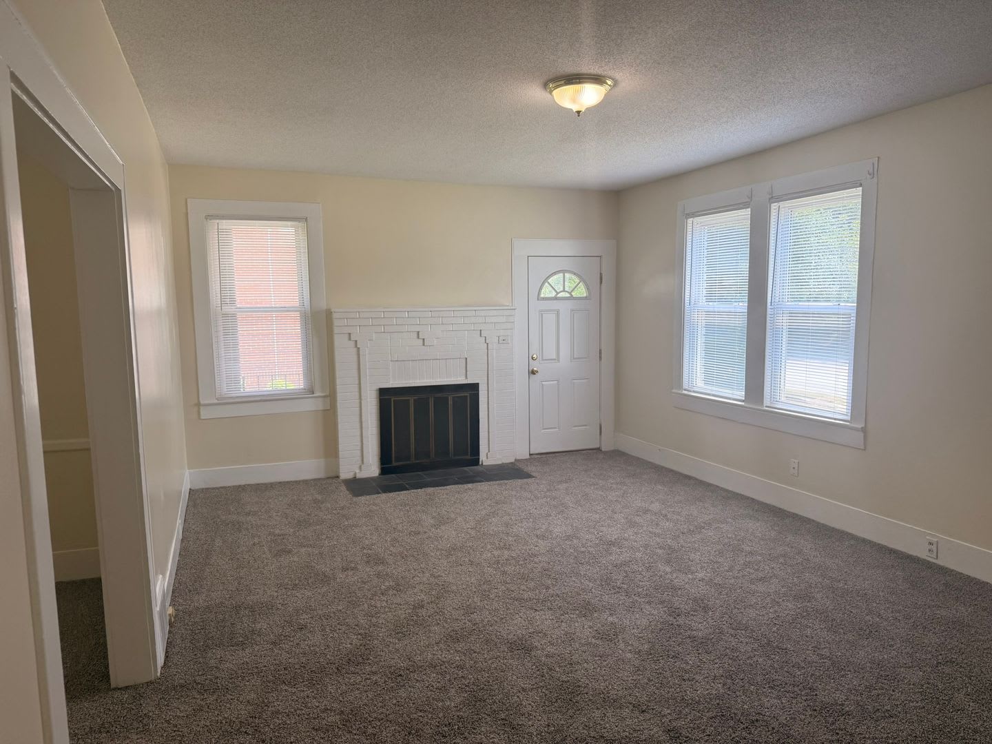 3- bedroom 2 bathroom HEATHWOOD AREA!! – photo 4