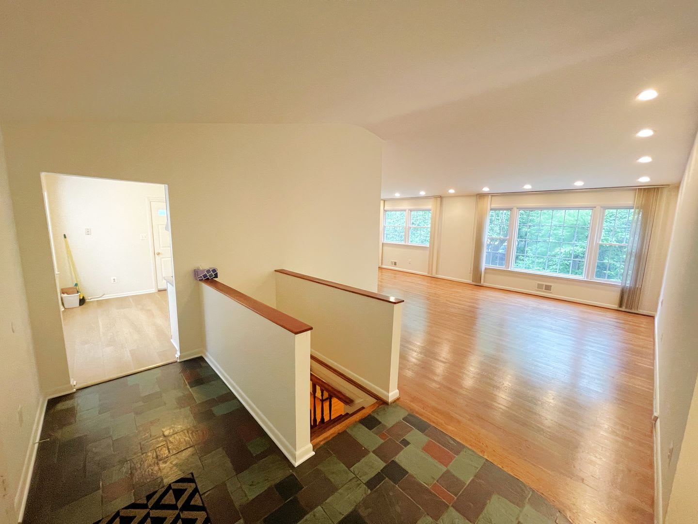 Beautiful 5 bedroom/2.5 bath with large yard – photo 5