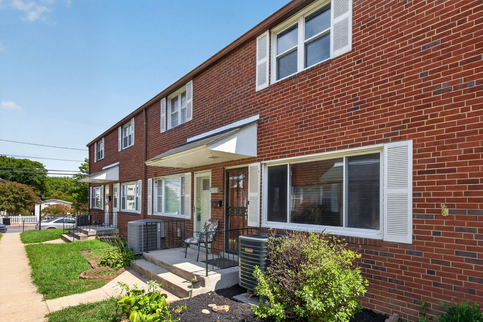 Freshly Renovated 2-Bedroom Condo Near Laurel Shopping & Dining – photo 3