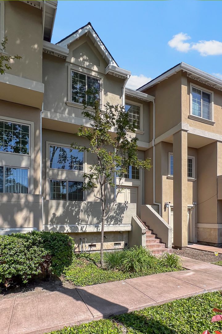 3 bedroom 2.5 bath townhome with multiple levels! – photo 1