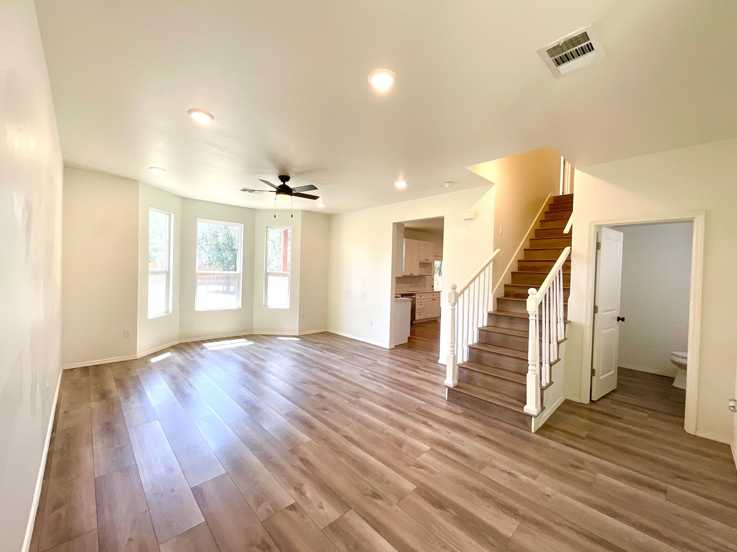 Move In Special Gorgeous 2 Story Home In Granite Shoals One Month Free After Move In If Move In Before 8 30 – photo 3