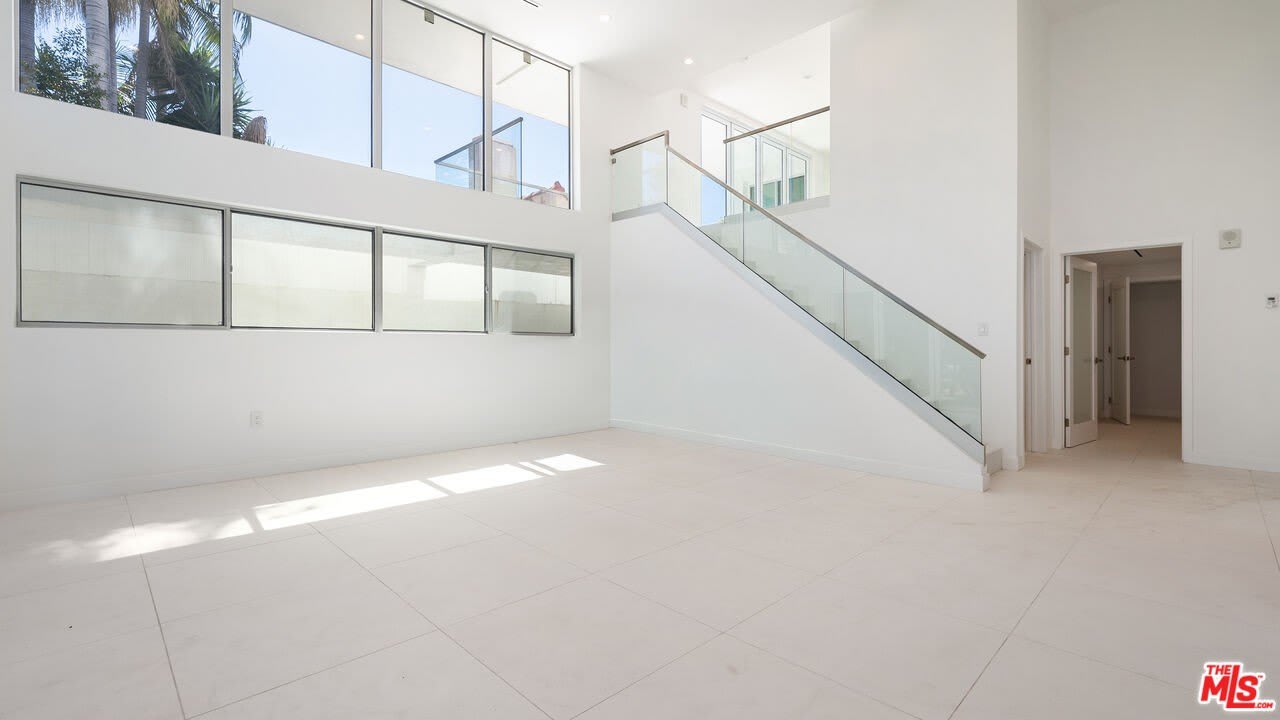 621 N Kings Rd – photo 2
