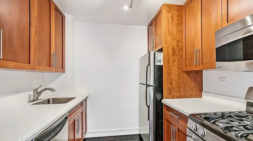 881 8th Ave – photo 4