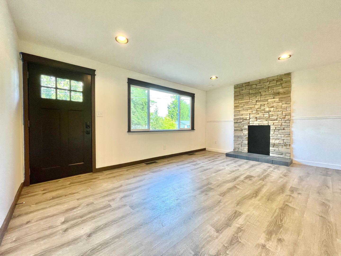 Beautifully 3-Bedroom Home with Large Covered Deck in Lynnwood – photo 3
