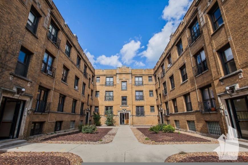 730 W Roscoe St – photo 1