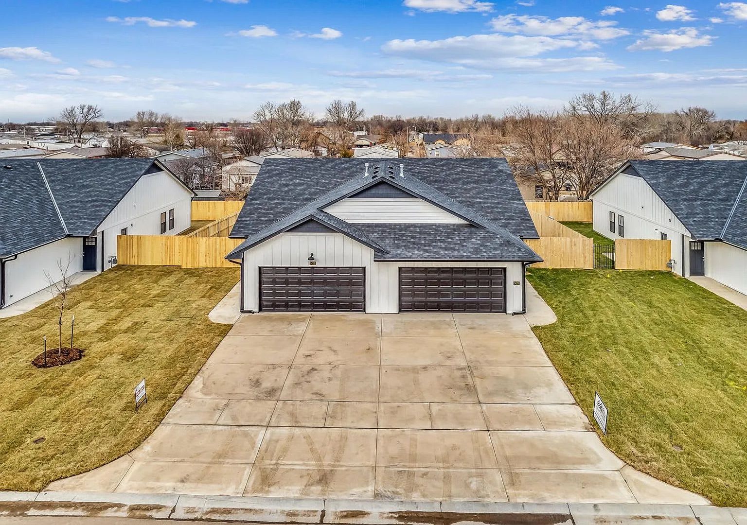 Beautiful 3 Bedroom 2 Bathroom Townhome – photo 1