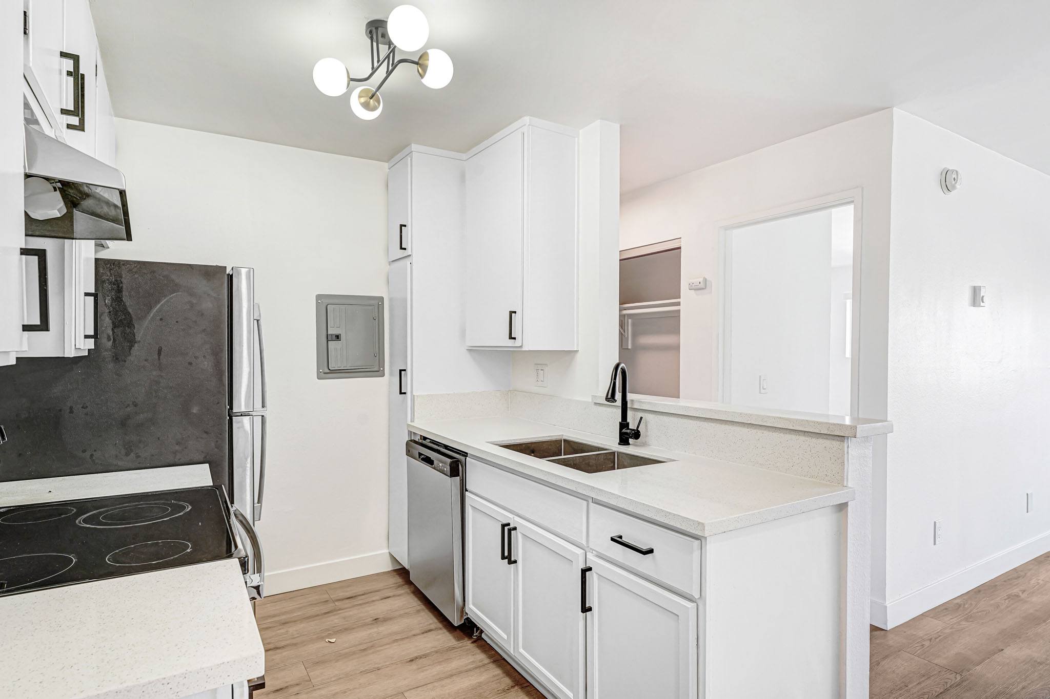 930 North Martel Apartments – photo 3