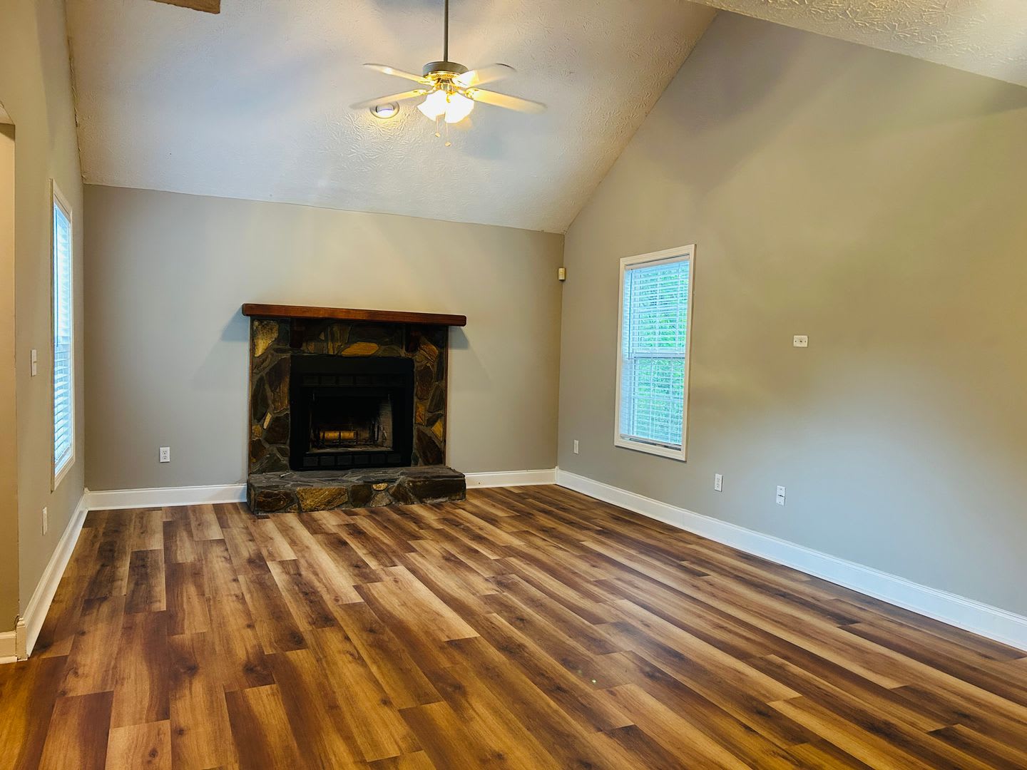 Welcome Home Great Location 2 Bed 1 5 Bath Large Kitchen Parking For 2 Lots Of Privacy W D Hookups Must See – photo 3