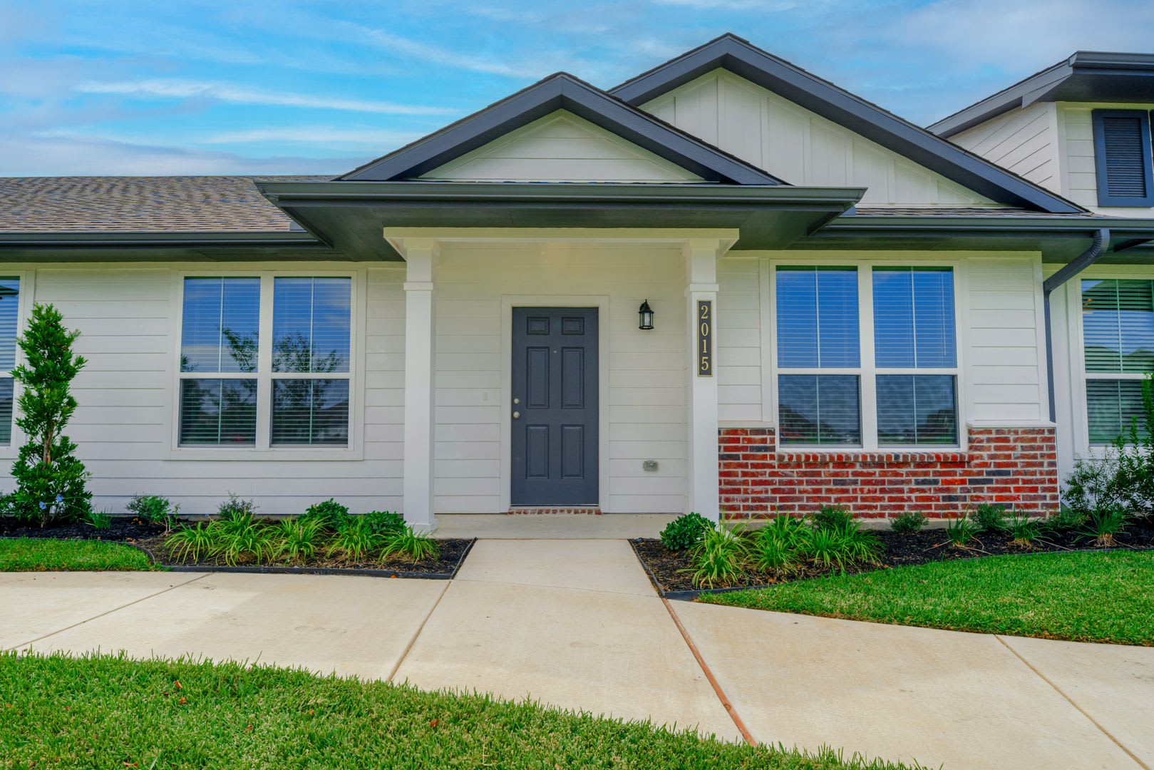 Spacious Townhome Available Now! – photo 1
