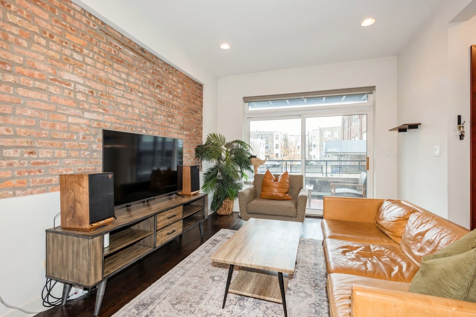 2322 W AUGUSTA Boulevard – photo 3