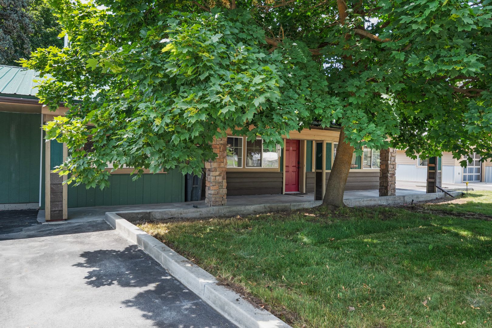 3 Bed 2 5 Bath Fully Furnished Single Level Rancher With Fenced Yard Plenty Of Space With Commercial 40X30 Shop – photo 5
