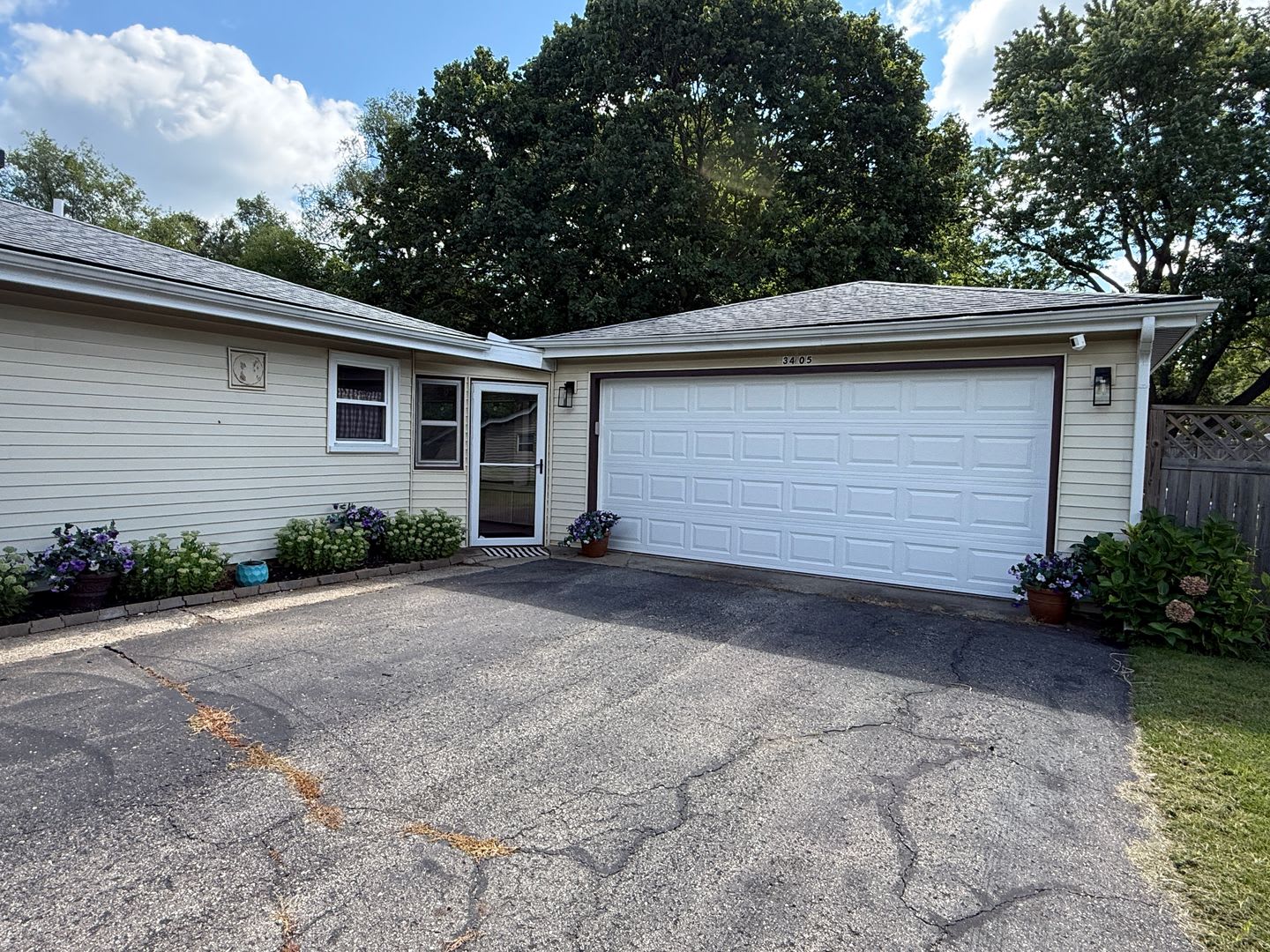 Charming 3-Bedroom Ranch with In-Ground Pool & Large Fenced Yard – photo 3