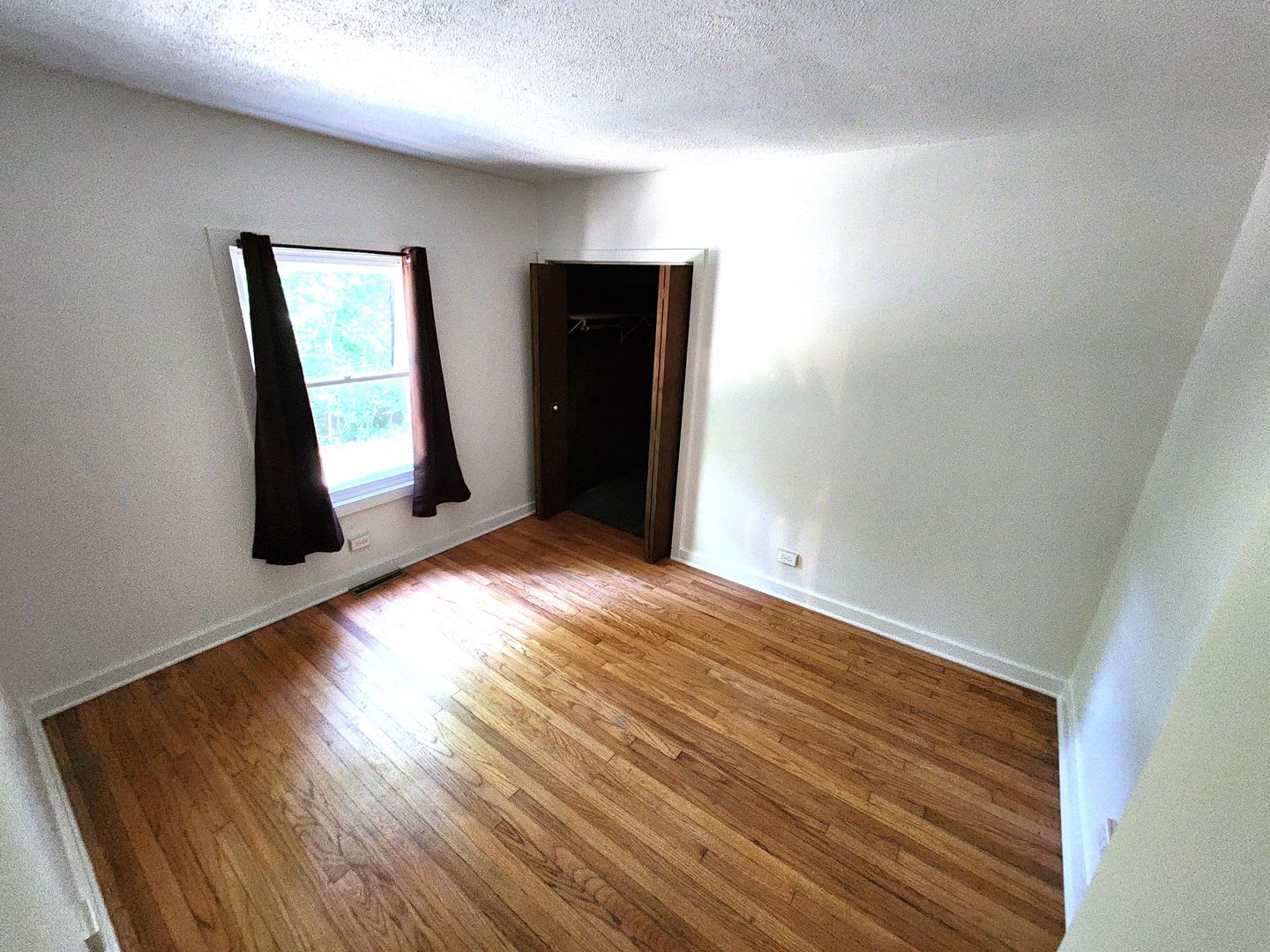 Spacious 2 Bedroom Home W 2 5 Car Garage Westmont – photo 4