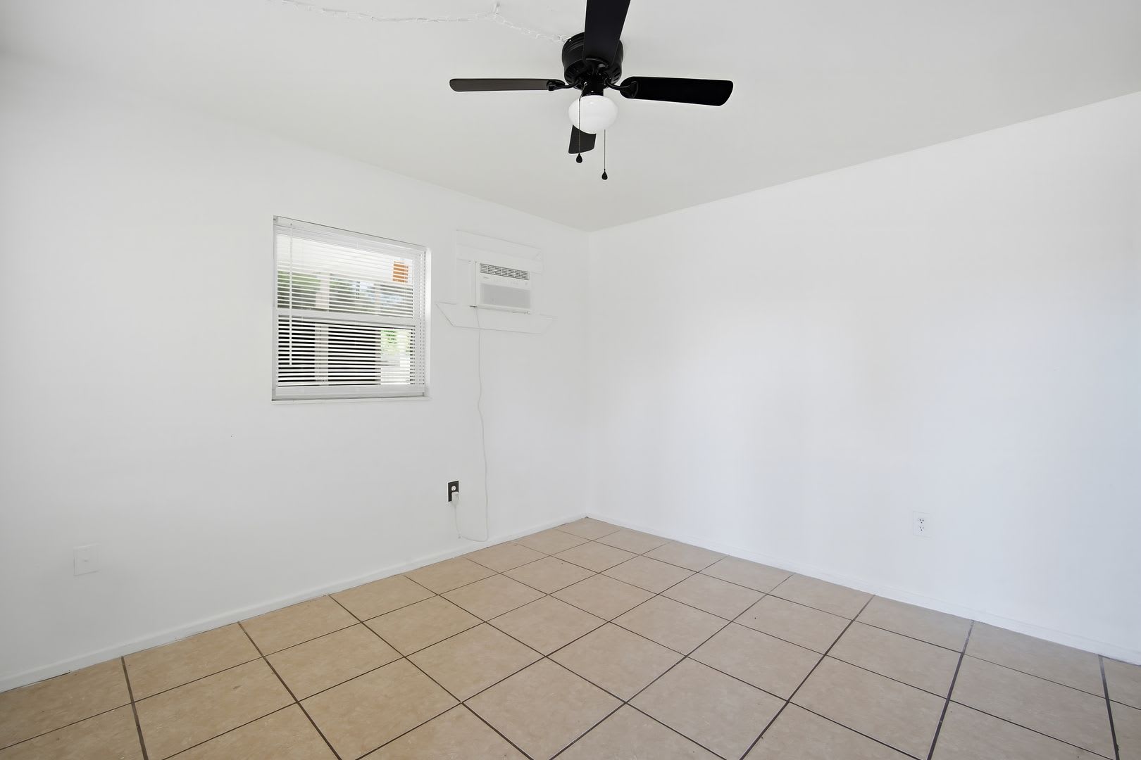 Cozy 1-Bedroom Corner Unit with Large Yard! – photo 5