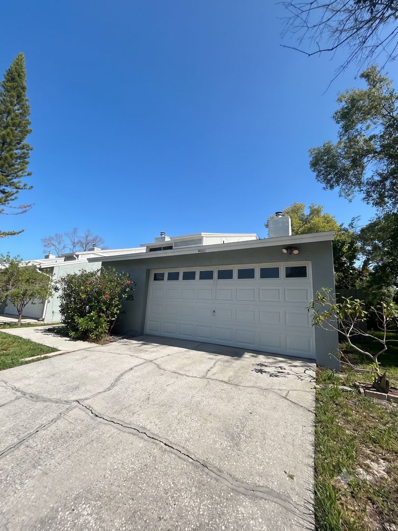 Beautifully Renovated 2 Bedroom, 2.5 Bathroom Townhome with Oversized Two-Car Garage in Tampa, FL – photo 3