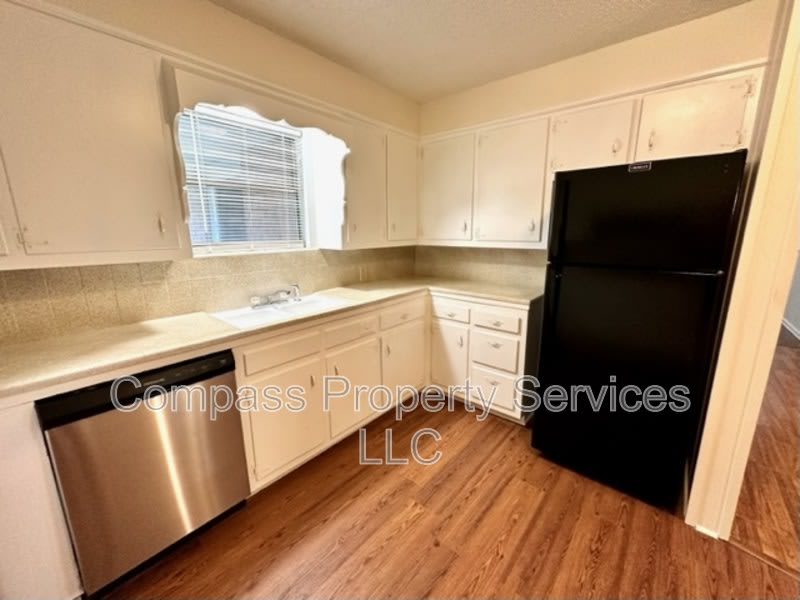 1400 Royal Oaks Dr – photo 5