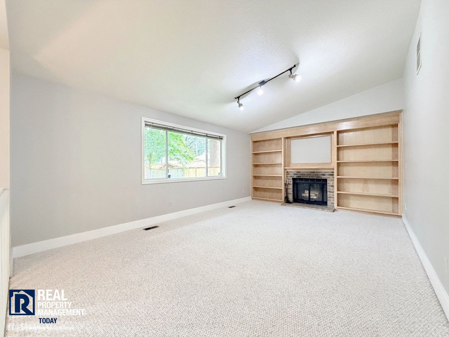 Spacious 3 Bedroom Gem Heights Home Fenced Yard 2 Car Garage Private Community Park – photo 3