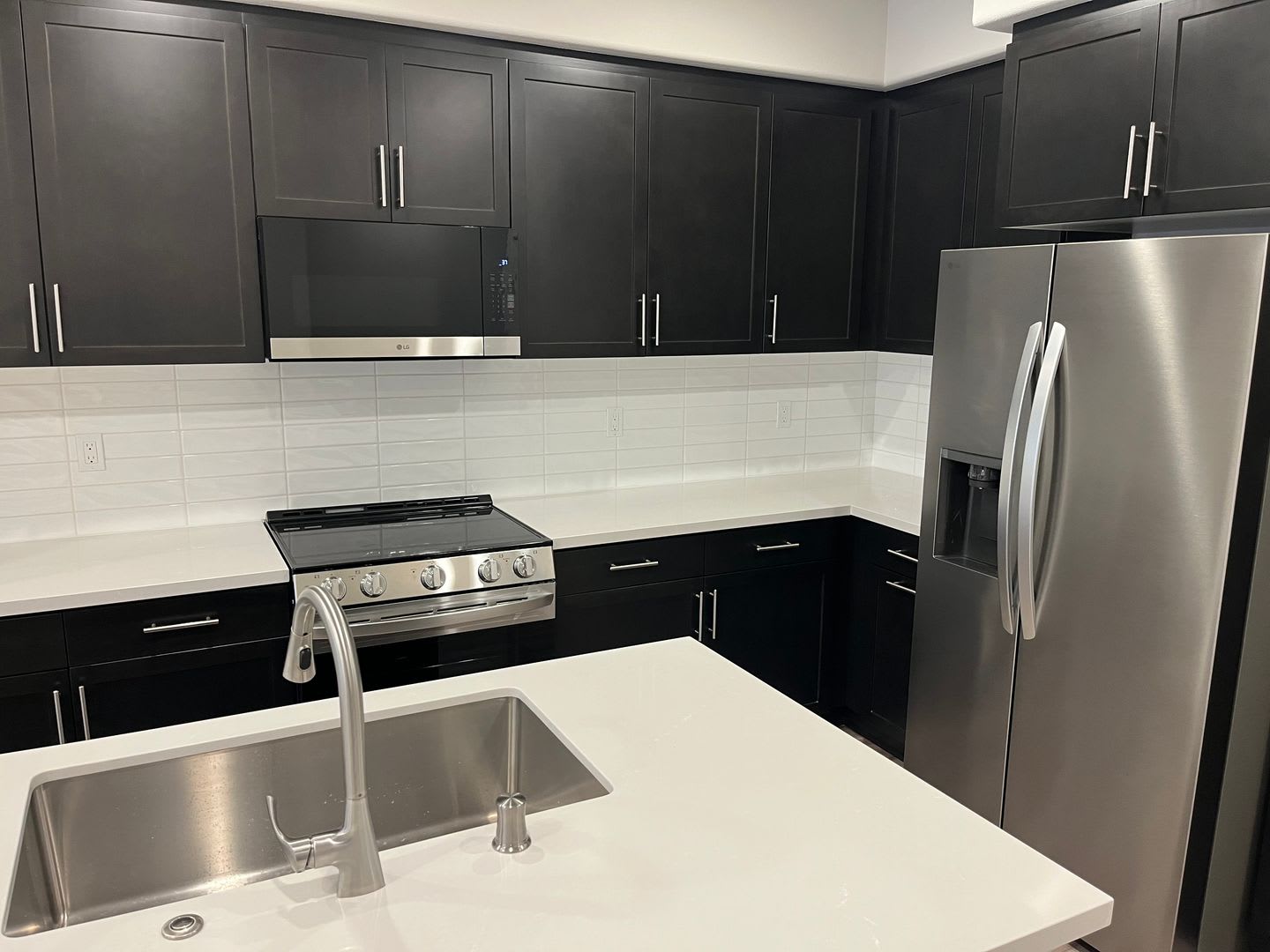 Stunning 3 Story 2026 Construction 3 Beds 3 Baths 2 Car Garage Fully Equipped Kitchen – photo 2