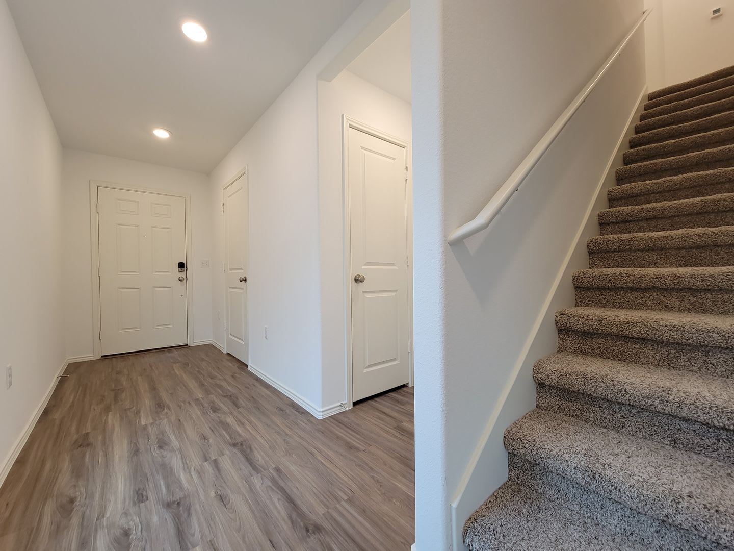 4 Year Old 3 Bed 2 5 Bath Townhome In Stony Ridge Near Tesla Circuit Of Americas Washer Dryer Included Stainless Appliances Quartz Countertops – photo 2
