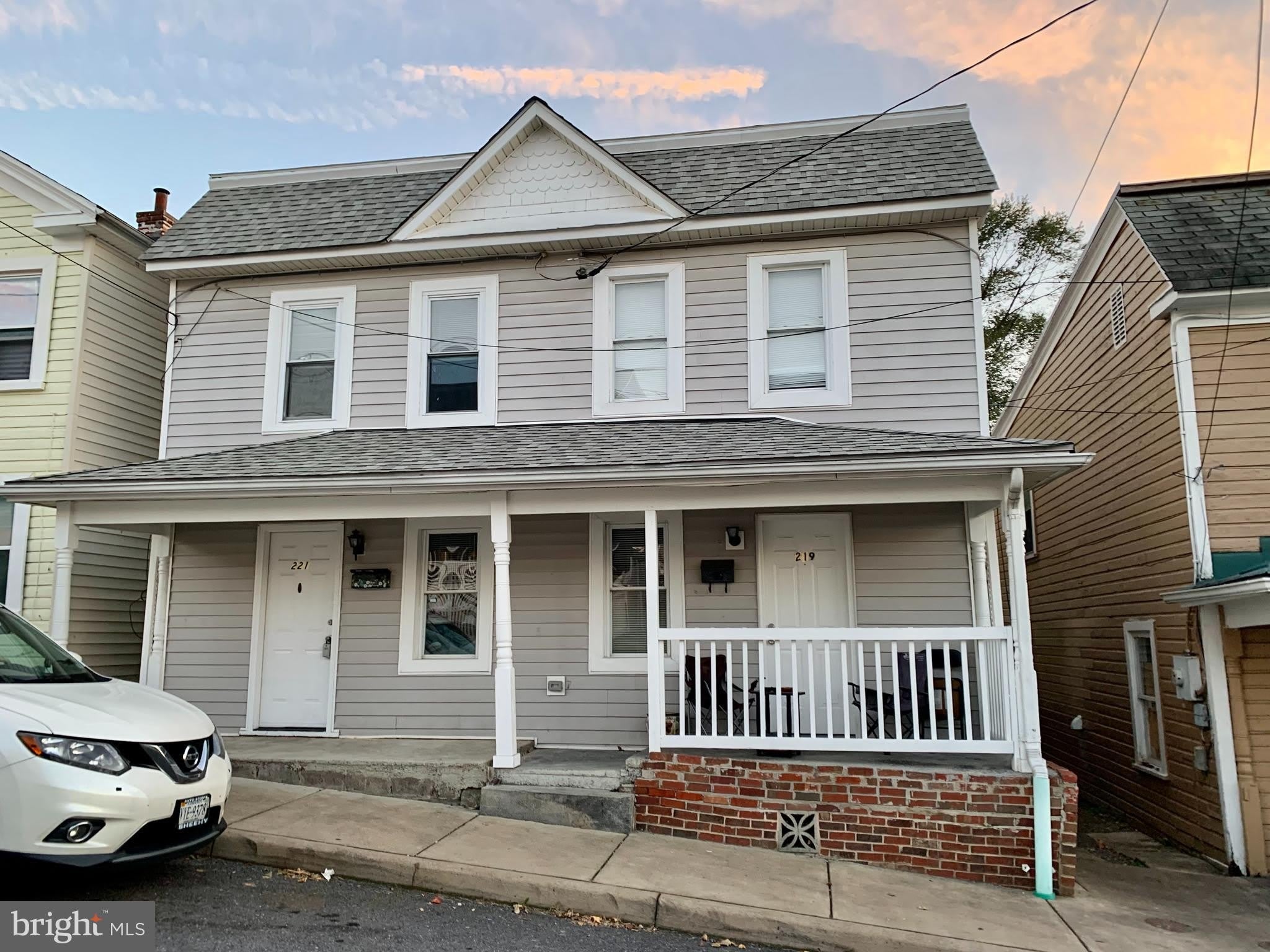 221 BAKER Street – photo 1
