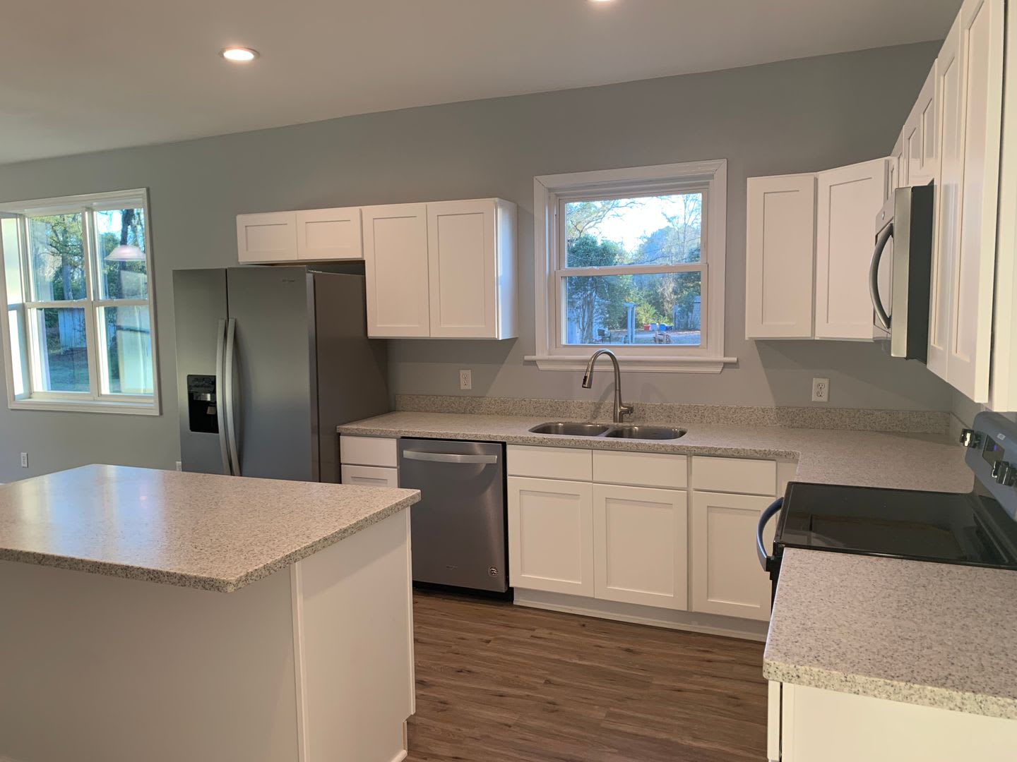 3 Bedroom 2.5 Bath with nice open yard! – photo 2
