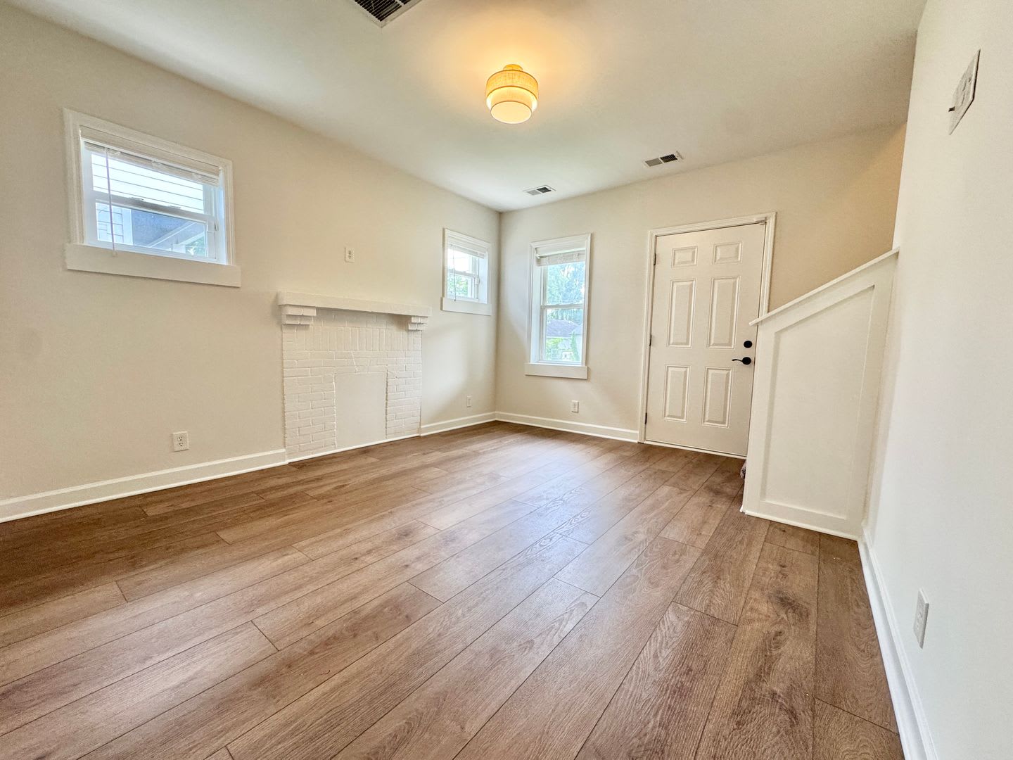 3 Bed 2 Bath Home W Fenced Backyard – photo 2