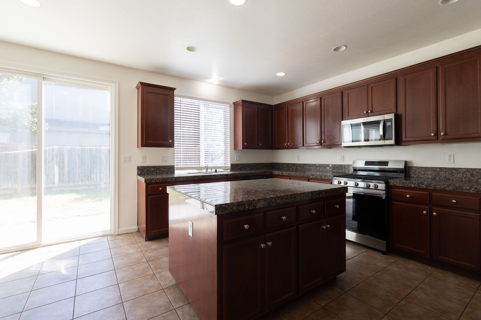 Now Available Spacious 4 Bedroom Home With Loft – photo 4